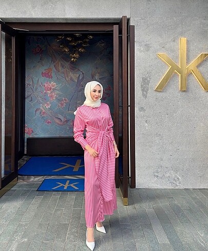 Zara Şehrimoda Saten pembe çizgili elbise