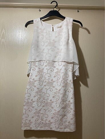 Beyaz mini şık tül detaylı çiçek desenli elbise
