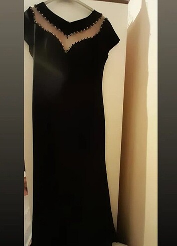Siyah uzun göğüs dekolteli elbise