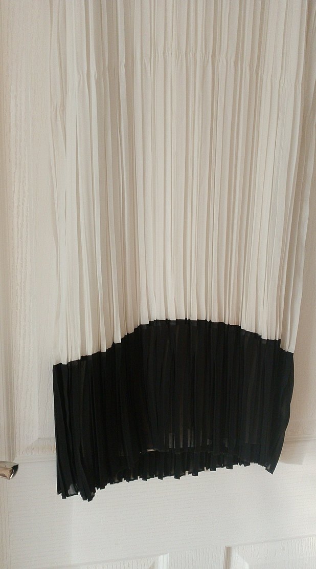 Kadın Beyaz Siyah Uzun Piliseli Elbise - Görsel 2