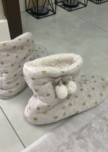 Nakışlı Beyaz Kız Çocuk Ev Botu - Görsel 3