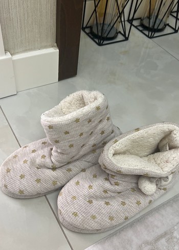 Nakışlı Beyaz Kız Çocuk Ev Botu - Görsel 2