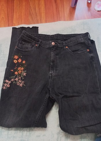 Trendyol & Milla Siyah Denim Cicek İslemeli Rahat Pantolon