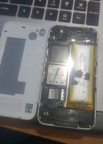 Beyaz iPhone telefon.