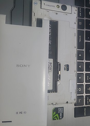 Sony Beyaz Android telefon.
