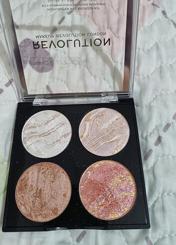 Revolution Highlighter bronzer paleti