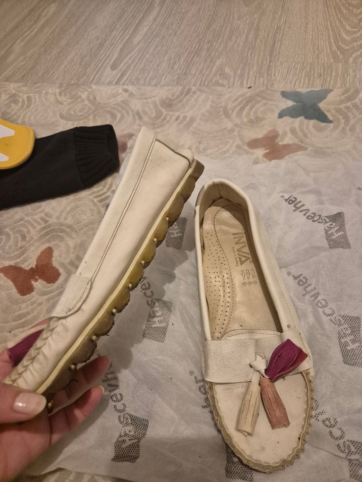 Beyaz Süet Püsküllü Kadın Dolgu Topuklu Ayakkabı - Görsel 2