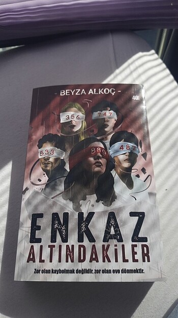 Enkaz Altındakiler
