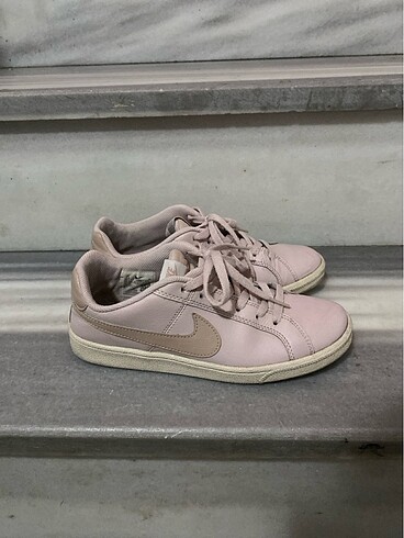 NIKE SNEAKER