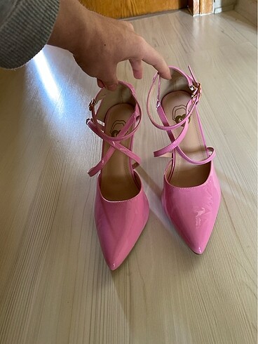 SHEIN PEMBE TOPUKLU AYAKKABI