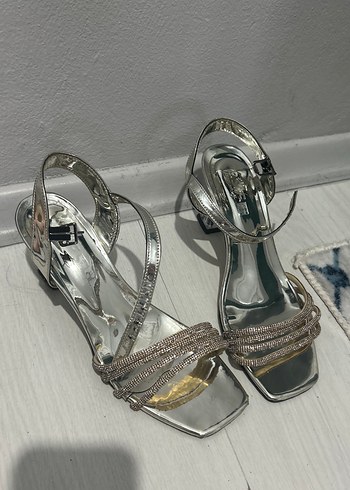 Gümüş Renkli Yılan Desenli Payetli Topuklu Ayakkabı - Görsel 3