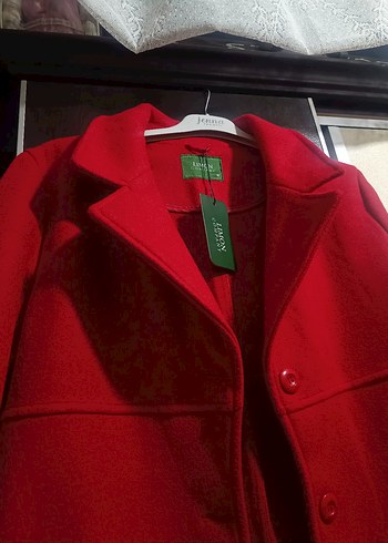 Kırmızı Düğmeli Kadın Kaban - Görsel 3