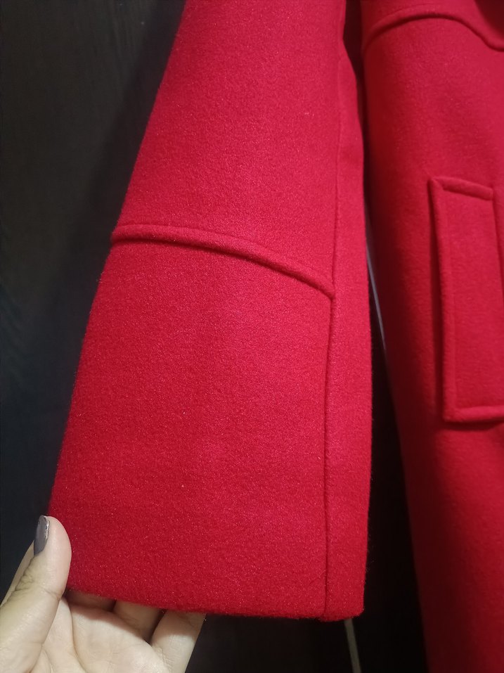 Kırmızı Düğmeli Kadın Kaban - Görsel 2