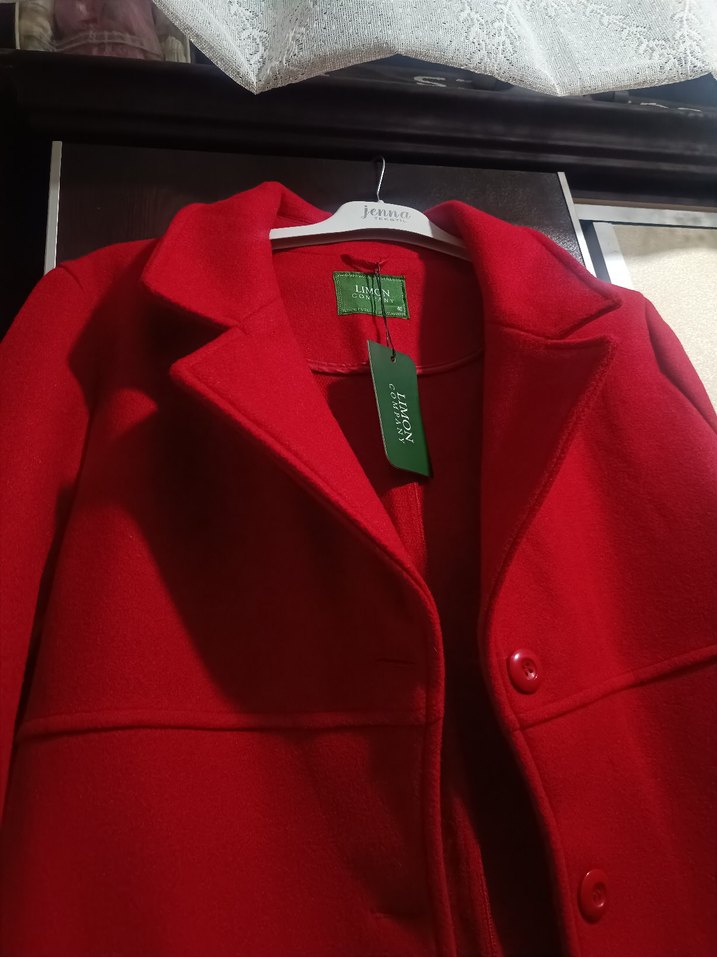 Kırmızı Düğmeli Kadın Kaban - Görsel 3