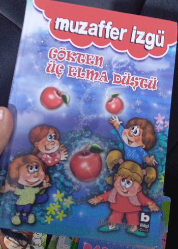 Muzaffer İzgü - Gökten Üç Elma Düştü Çocuk Kitabı