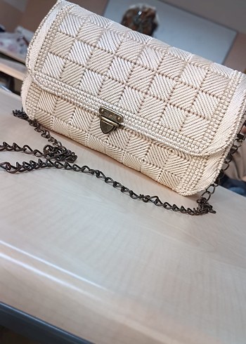 Beyaz Nakışlı Örgü Zincir Detaylı Çanta - Görsel 2