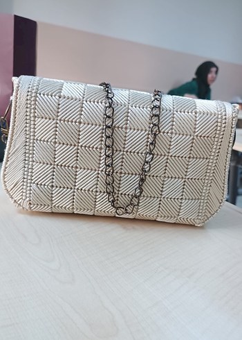 Beyaz Nakışlı Örgü Zincir Detaylı Çanta - Görsel 4