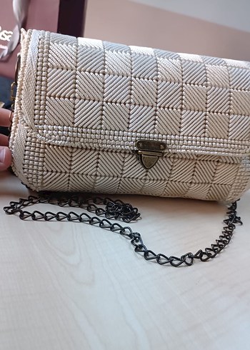 Beyaz Nakışlı Örgü Zincir Detaylı Çanta - Görsel 3