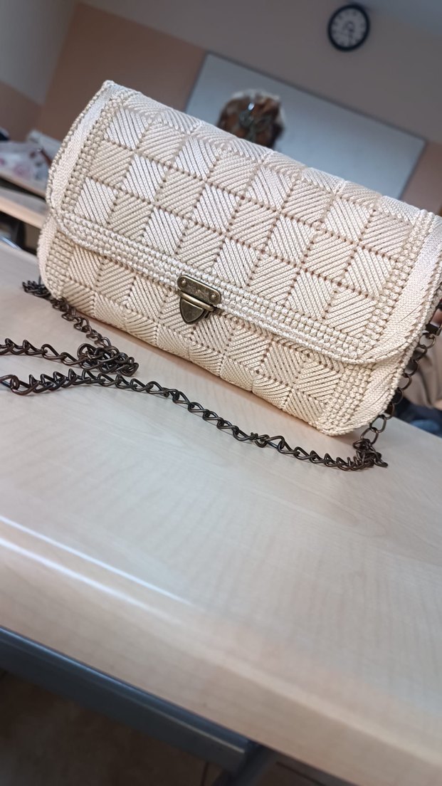 Beyaz Nakışlı Örgü Zincir Detaylı Çanta - Görsel 2