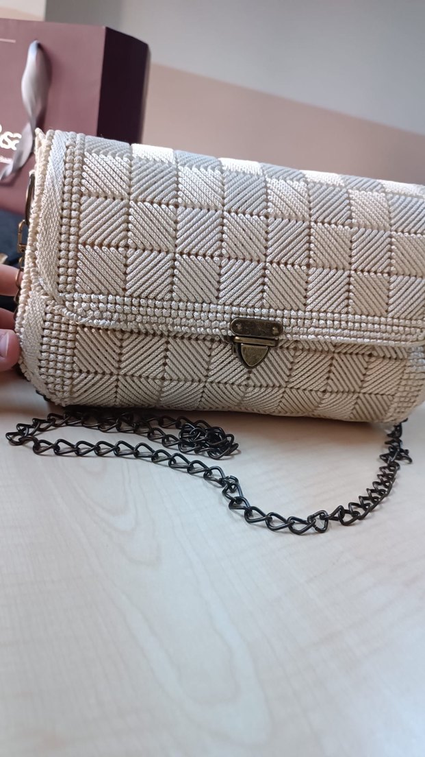 Beyaz Nakışlı Örgü Zincir Detaylı Çanta - Görsel 3