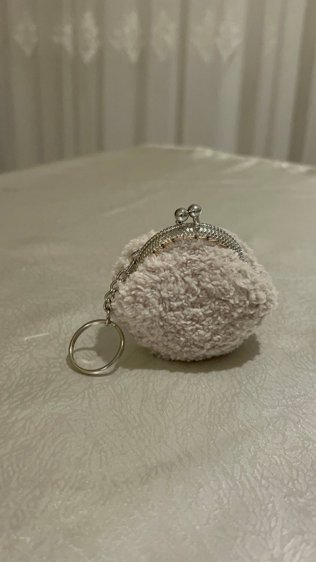 Beyaz Kabartmalı Kadın Anahtarlık - Görsel 2