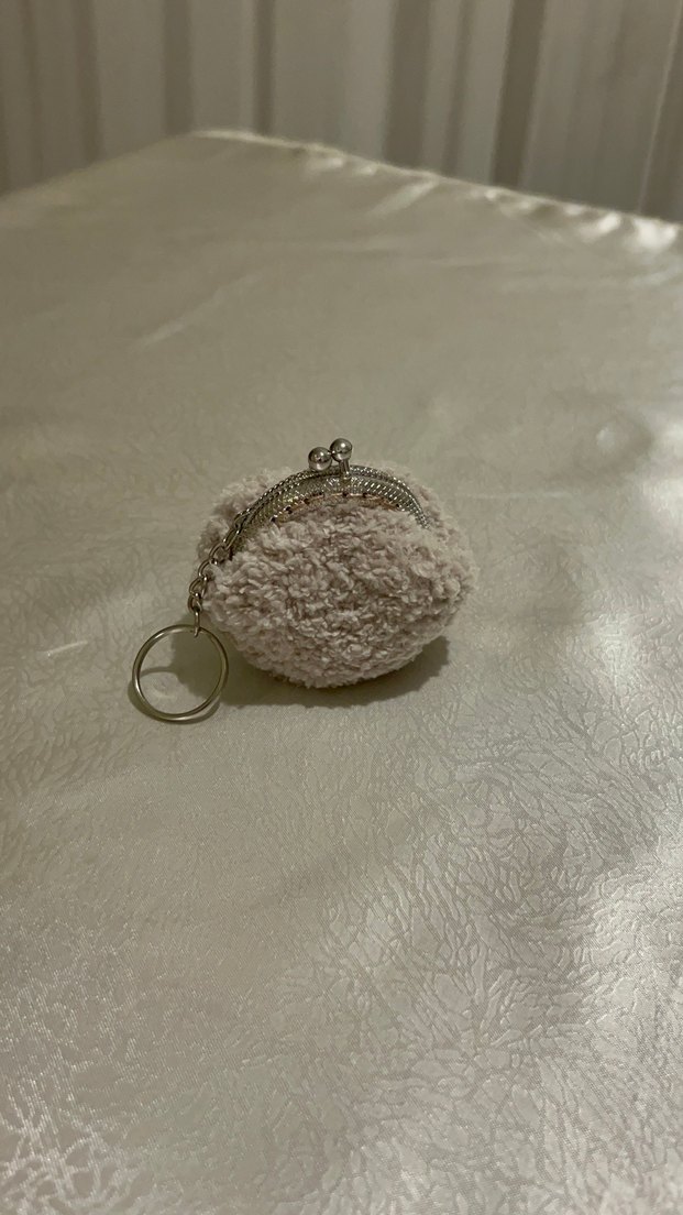 Beyaz Kabartmalı Kadın Anahtarlık - Görsel 3