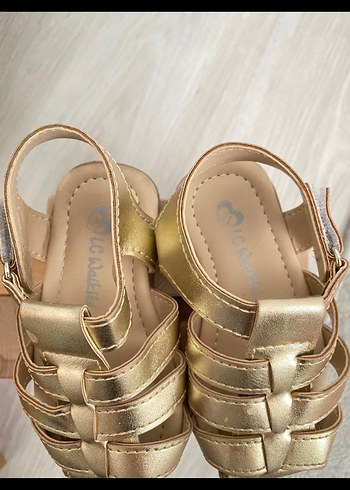 Kız Çocuk Parlak Altın Tokalı Sandalet - Görsel 2