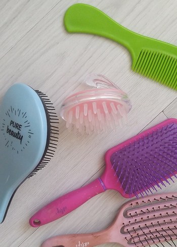 Çeşitli Saç Fırçaları ve Taraklar - Görsel 2