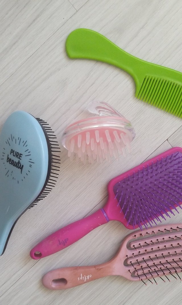 Çeşitli Saç Fırçaları ve Taraklar - Görsel 2