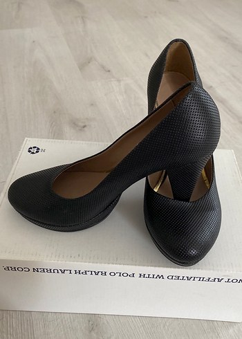 Siyah topuklu ayakkabı