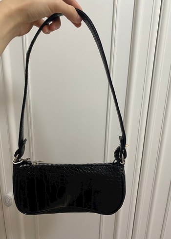 Siyah Zincir Detaylı Deri Yılan Desenli Çanta - Görsel 2