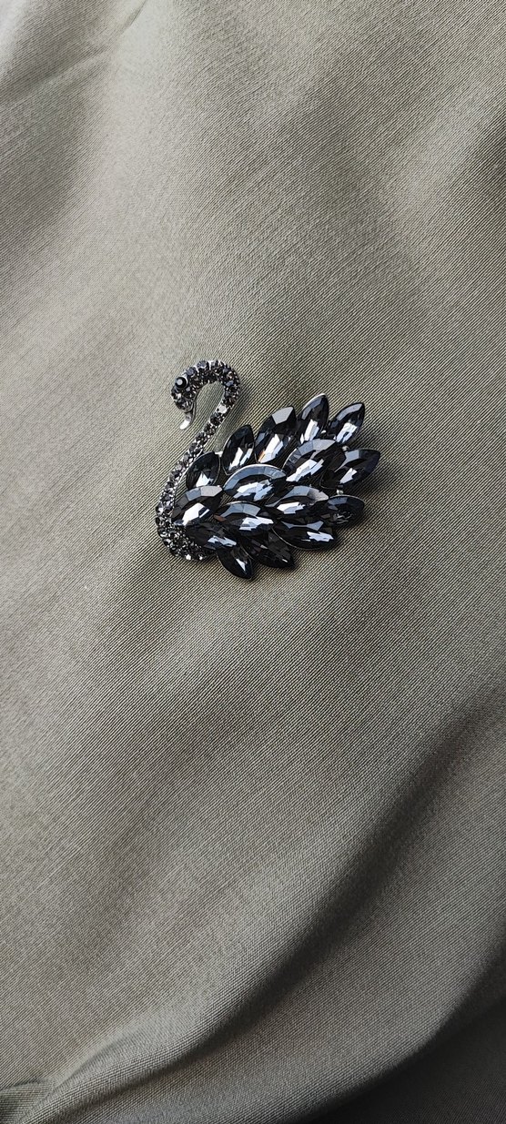 Gri Payetli Kuğu Broş - Görsel 2