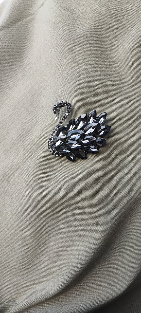Gri Payetli Kuğu Broş - Görsel 3