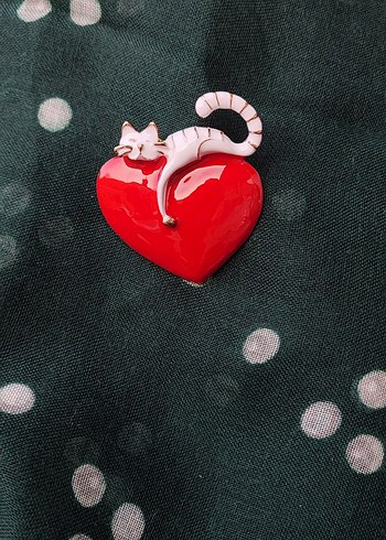Kırmızı Parlak Kalp ve Kedi Broş - Görsel 2