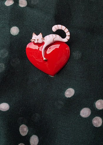 Kırmızı Parlak Kalp ve Kedi Broş - Görsel 3