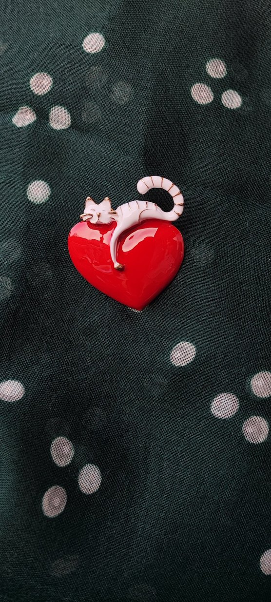 Kırmızı Parlak Kalp ve Kedi Broş - Görsel 3
