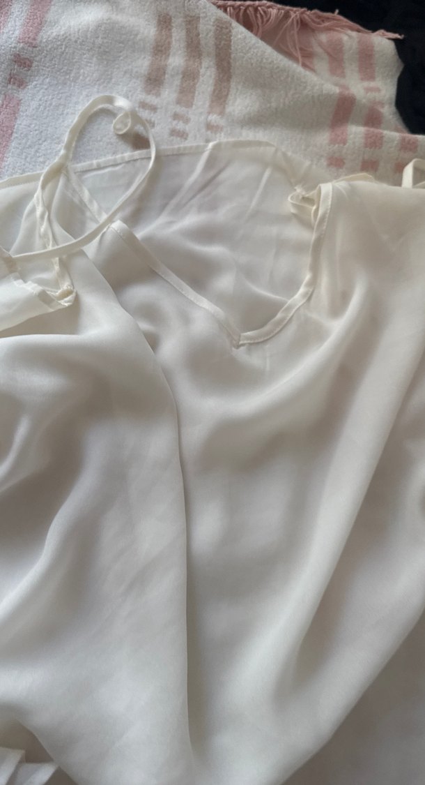 Beyaz İpek Dokulu Askılı Bluz - Görsel 2