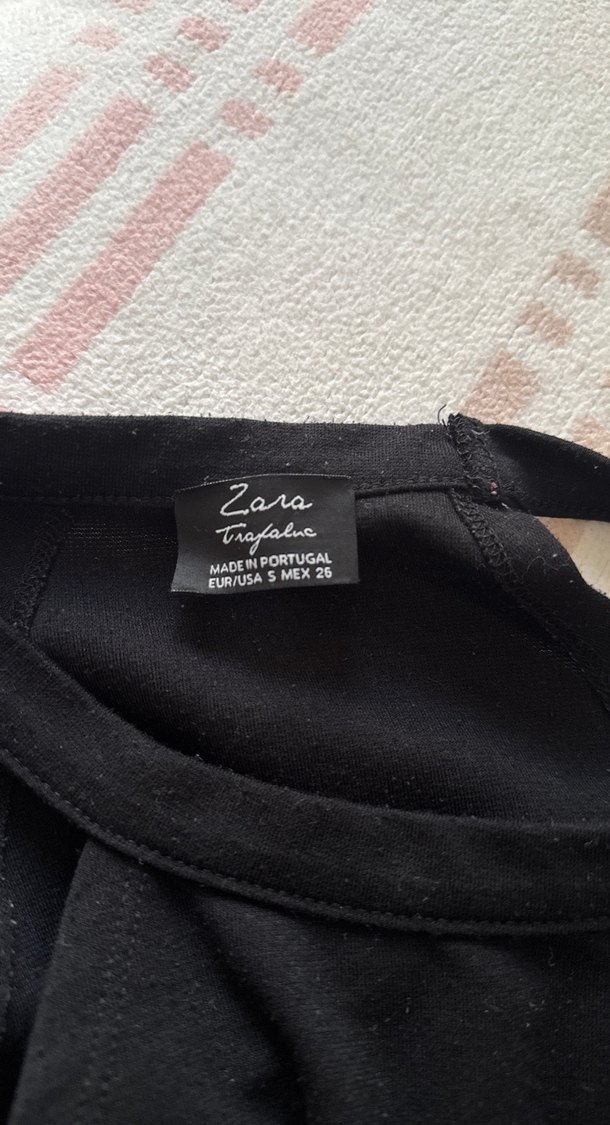 Siyah Yüksek Yakalı Kolsuz Crop Top - Görsel 2