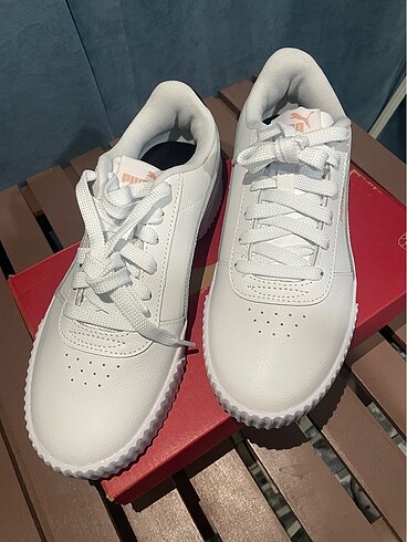 38 Beden Puma Carina spor ayakkabı