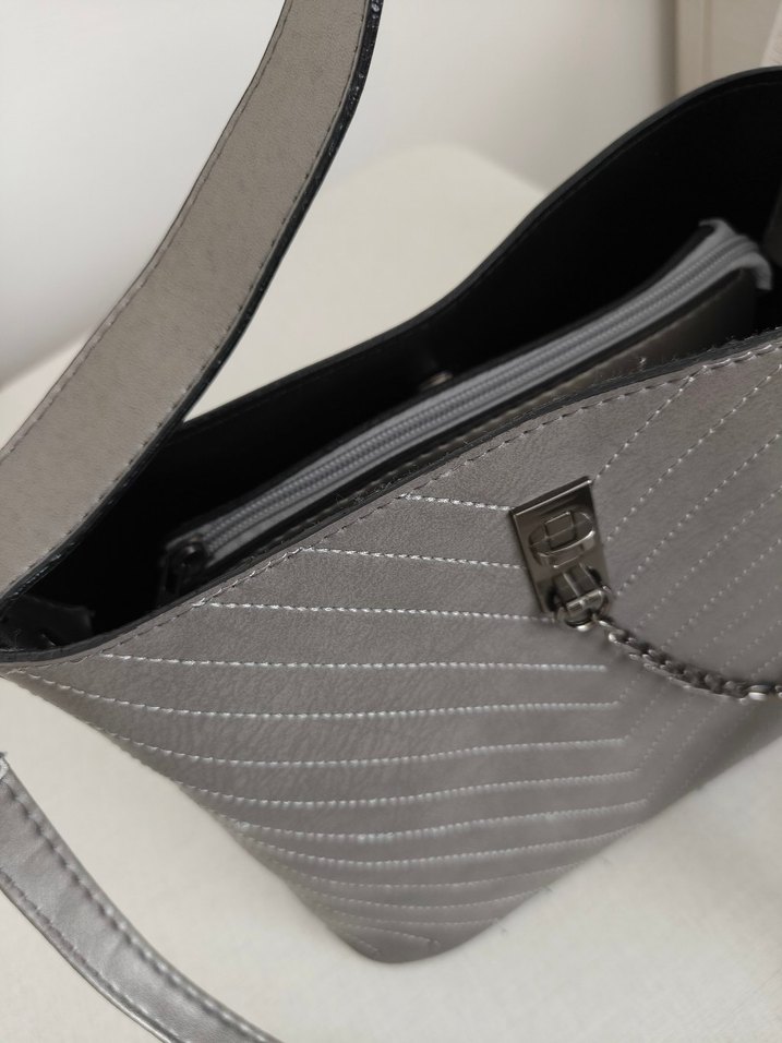 Gri Deri Yılan Desenli Zincir Detaylı Kadın Çanta - Görsel 2