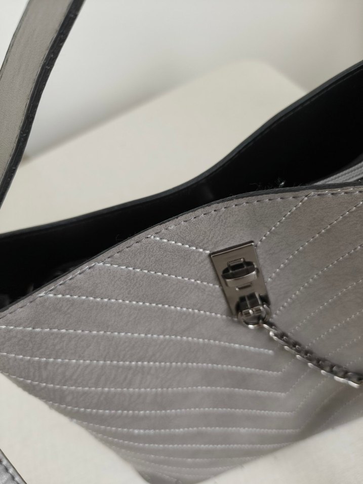 Gri Deri Yılan Desenli Zincir Detaylı Kadın Çanta - Görsel 4