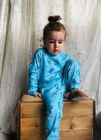 6 Yaş Beden Desenli pijama takımı pamuk kumaş dan imal edilmiştir