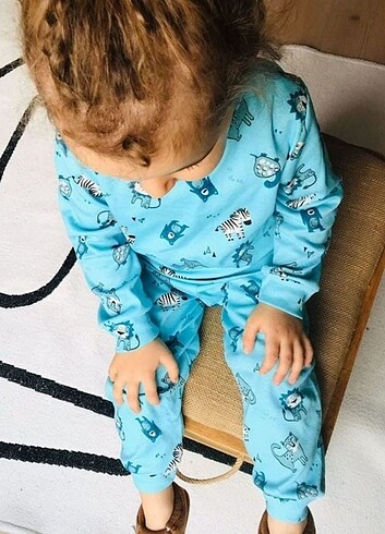 9 Yaş Beden Desenli pijama takımı pamuk kumaş dan imal edilmiştir