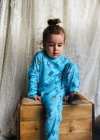 9 Yaş Beden mavi Renk Desenli pijama takımı pamuk kumaş dan imal edilmiştir