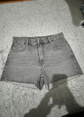 Gri Mini Denim Şort - Rahat Kesim - Görsel 2