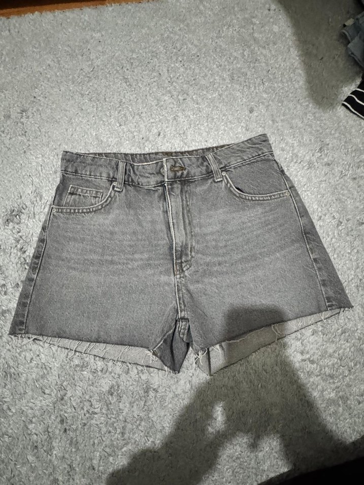 Gri Mini Denim Şort - Rahat Kesim - Görsel 2