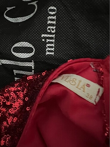 Şık pullu arkası fiyonklu kırmızı abiye elbise - Görsel 4