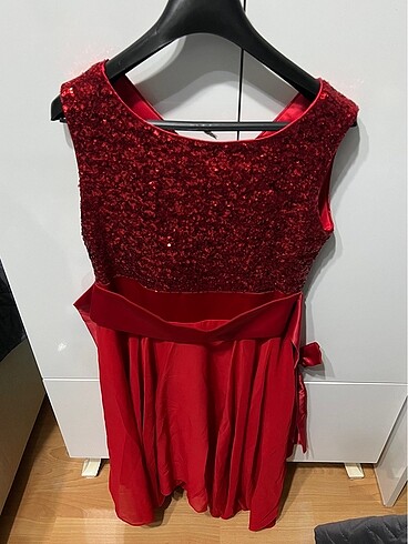 Şık pullu arkası fiyonklu kırmızı abiye elbise - Görsel 3