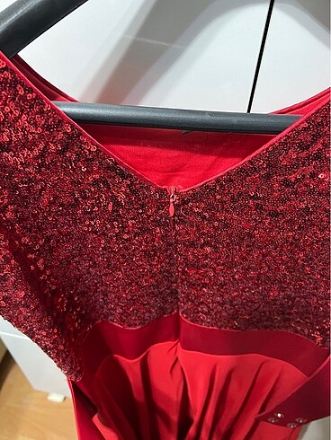 Şık pullu arkası fiyonklu kırmızı abiye elbise - Görsel 5
