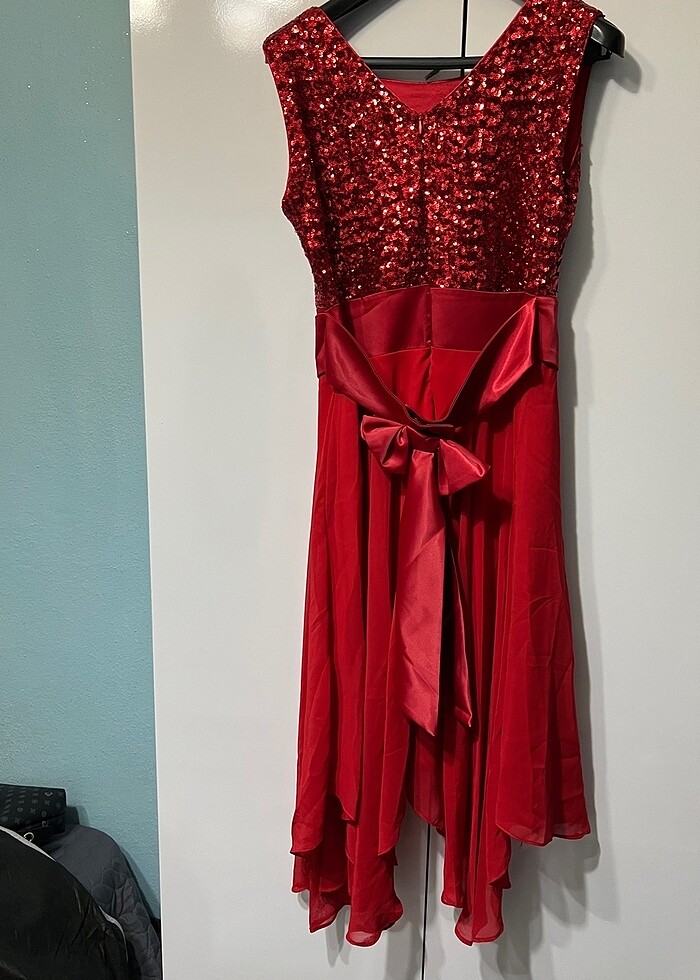 Şık pullu arkası fiyonklu kırmızı abiye elbise - Görsel 2